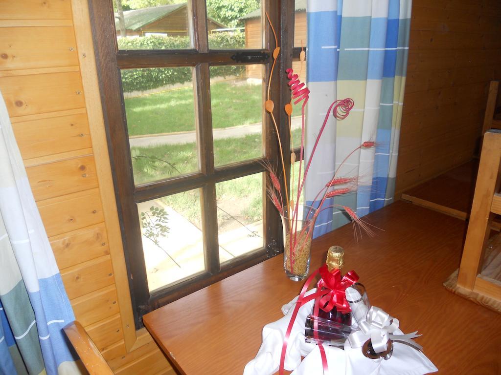 Camping Fuente De Piedra Bagian luar foto