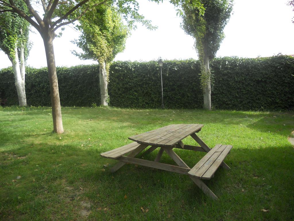 Camping Fuente De Piedra Bagian luar foto