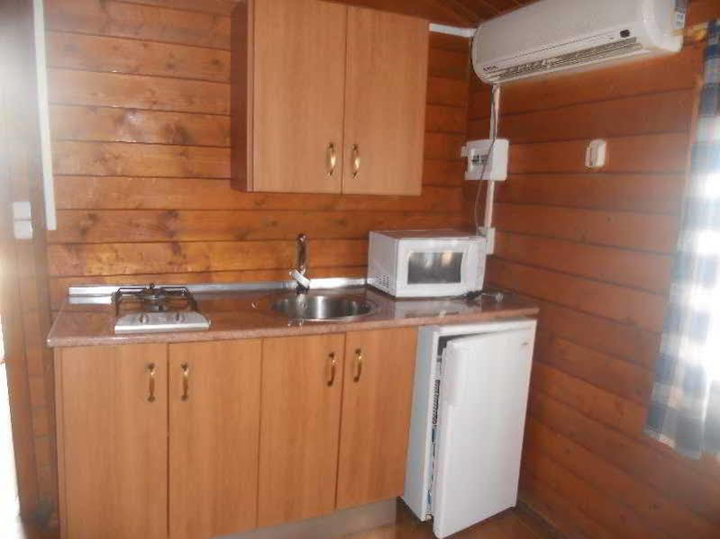 Camping Fuente De Piedra Bagian luar foto